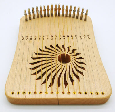 CAYLEN KaLyra aus Ahorn, Kalimba-Lyra mit 17 Saiten